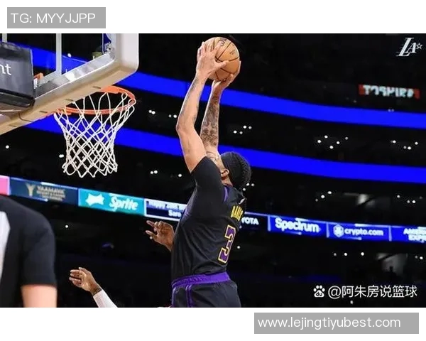 迈克布朗暂停时特别强调拉塞尔在进攻端的重要性与战术安排